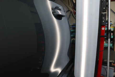 ドアの裏に補強が邪魔しても、色んなデントリペア工具でヘコミ修理を可能にします！