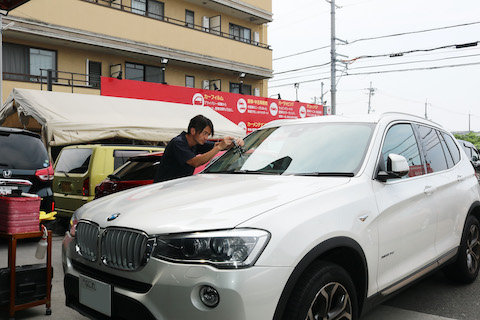 輸入車のフロントガラス交換は20万円を超えます！だから、過酷なヒビ割れでも直します！