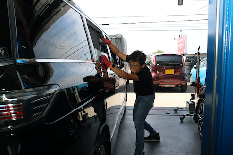 愛車のオリジナル塗装を守るヘコミ修理、2箇所目から半額とメリットしかありません！