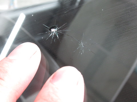 フロントガラスに大きなヒビ割れ！500円玉以上も交換せずに修理！