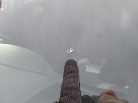 社用車の飛び石被害、時間なくても45分でフロントガラスを修理します！