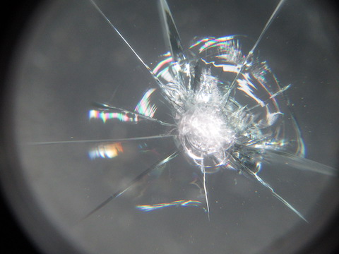 社用車の飛び石被害、時間なくても45分でフロントガラスを修理します！