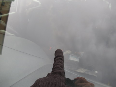 社用車の飛び石被害、時間なくても45分でフロントガラスを修理します！