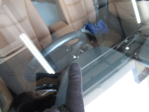 走行中に飛んでくる小石、フロントガラスが割れたらどうすればいい？