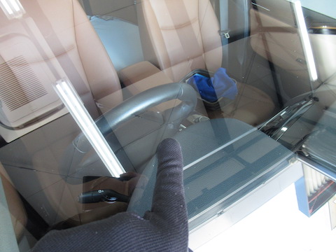 走行中に飛んでくる小石、フロントガラスが割れたらどうすればいい？