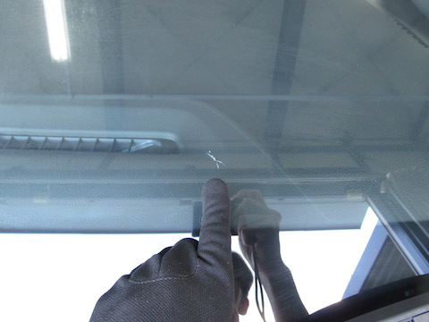 フロントガラスヒビ割れ、傷が伸びる前なら修理できます！