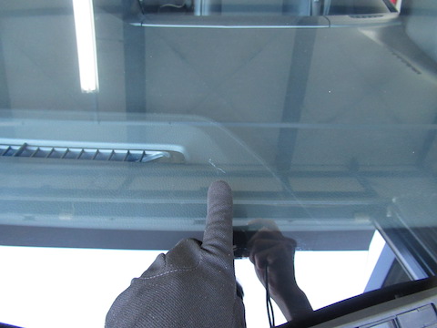 フロントガラスヒビ割れ、傷が伸びる前なら修理できます！