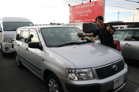 社用車の飛び石被害、時間なくても45分でフロントガラスを修理します！
