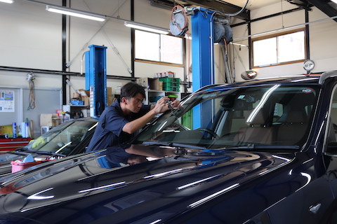 走行中に飛んでくる小石、フロントガラスが割れたらどうすればいい？