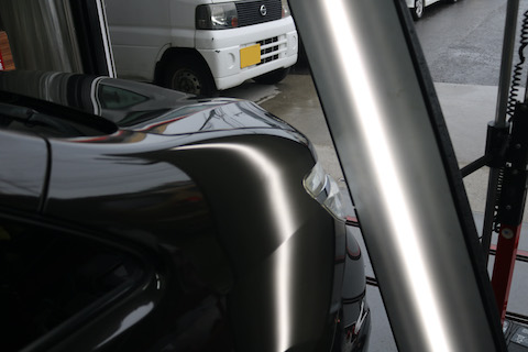 タイヤ上あたりのヘコミもデントリペアで綺麗に直します！