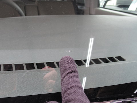 高額なフロントガラス交換より、1.5万円の修理で解決！