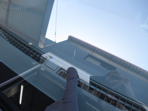 車のフロントガラスヒビ割れは、当日予約で即時修理で対応します！