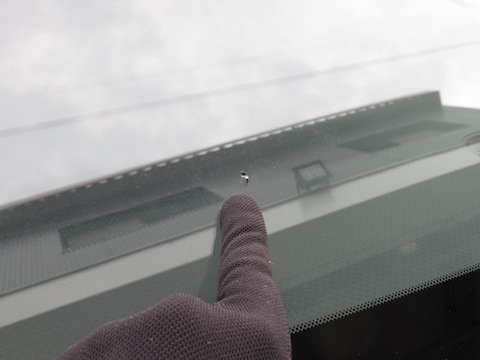 台風被害で車のフロントガラスにヒビ割れ！修理が可能です。