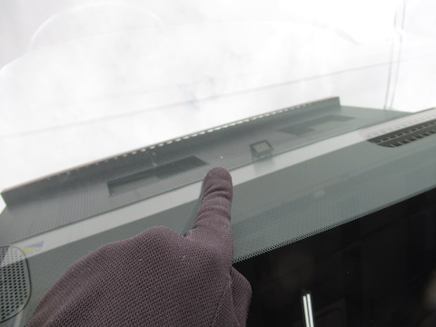 台風被害で車のフロントガラスにヒビ割れ！修理が可能です。