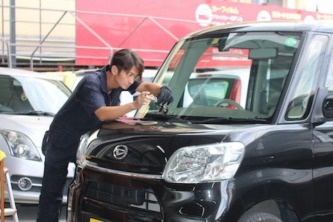 高額なフロントガラス交換より、1.5万円の修理で解決！