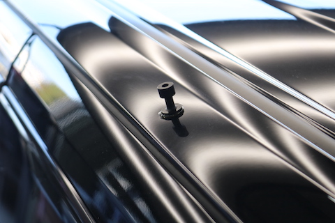 車のヘコミが押せない場所なら、表から引っ張り出すデントリペア！