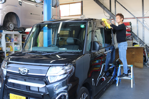 車のヘコミが押せない場所なら、表から引っ張り出すデントリペア！