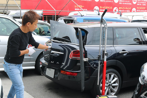 BMWミニのヘコミ修理も塗装しないデントリペア！