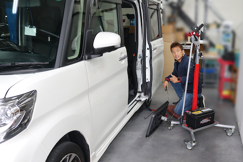 ドア下側・端っこのヘコミもデントリペアで無塗装修理！