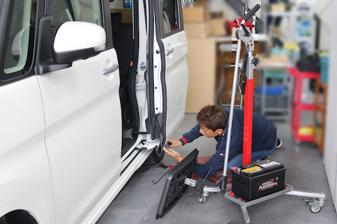 ドア下側・端っこのヘコミもデントリペアで無塗装修理！