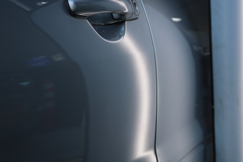 愛車のヘコミ直しは塗装しないデントリペアで解決！