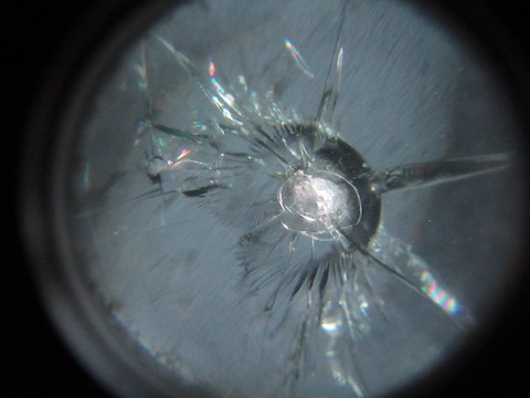 フロントガラスの大きな飛び石の傷は伸びます！早急に修理してください！