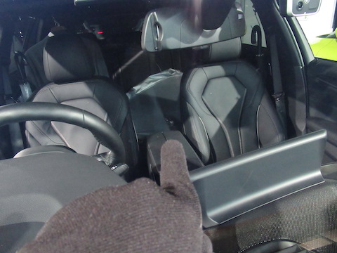 フロントガラスの大きな飛び石の傷は伸びます！早急に修理してください！