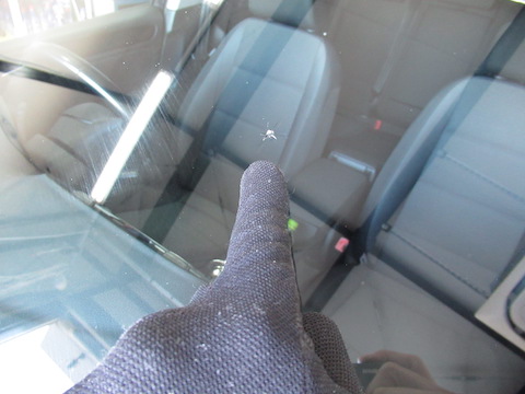 フロントガラスのヒビ割れ修理、土日祝でも対応します！