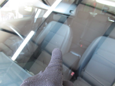 フロントガラスのヒビ割れ修理、土日祝でも対応します！