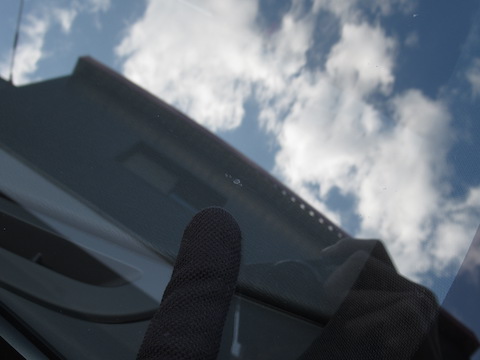 フロントガラス端から10cm以内の危険な飛び石傷を直します！