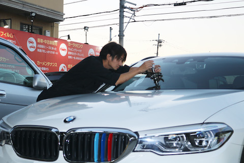 フロントガラスの大きな飛び石の傷は伸びます！早急に修理してください！