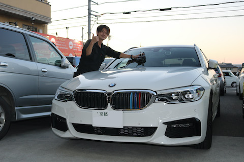 フロントガラスの大きな飛び石の傷は伸びます！早急に修理してください！