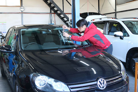 フロントガラスのヒビ割れ修理、土日祝でも対応します！