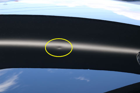 車のボンネットに飛び石でできたヘコミもデントリペアで解決！