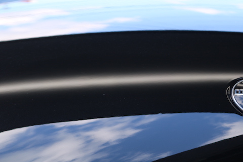 車のボンネットに飛び石でできたヘコミもデントリペアで解決！