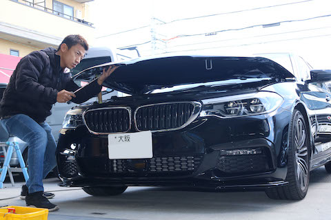 車のボンネットに飛び石でできたヘコミもデントリペアで解決！