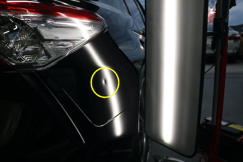 車のヘコミは押し出すだけではなく、表も叩いて直します！