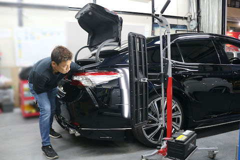 車のヘコミは押し出すだけではなく、表も叩いて直します！