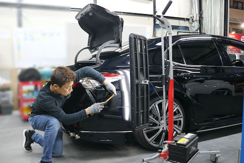 車のヘコミは押し出すだけではなく、表も叩いて直します！