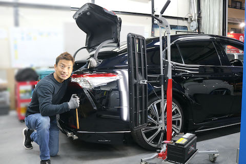 車のヘコミは押し出すだけではなく、表も叩いて直します！