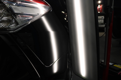 車のヘコミは押し出すだけではなく、表も叩いて直します！