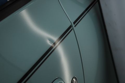 プレスラインやデカールステッカー部分のヘコミもデントリペアで修理可能！