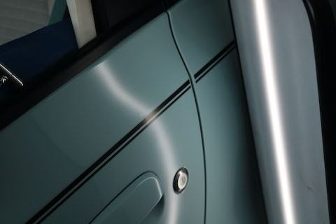 プレスラインやデカールステッカー部分のヘコミもデントリペアで修理可能！