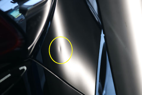 ヘコミが目立つブラックの塗装でも、修理跡が残らない修理技術！