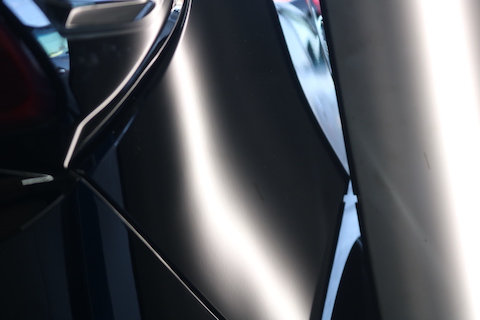 ヘコミが目立つブラックの塗装でも、修理跡が残らない修理技術！