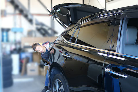 ヘコミが目立つブラックの塗装でも、修理跡が残らない修理技術！