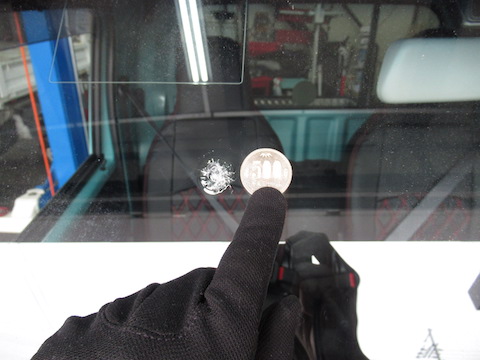 ガラス交換待ってください！500円玉を超える飛び石修理は可能です！