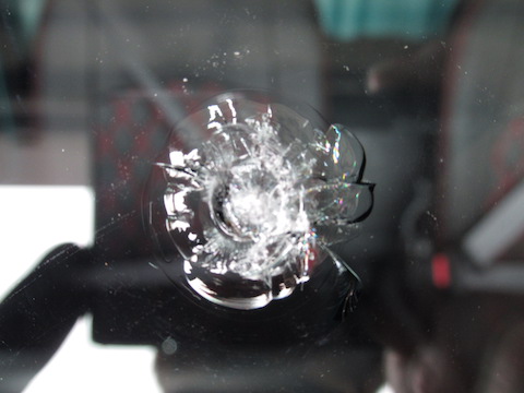 ガラス交換待ってください！500円玉を超える飛び石修理は可能です！