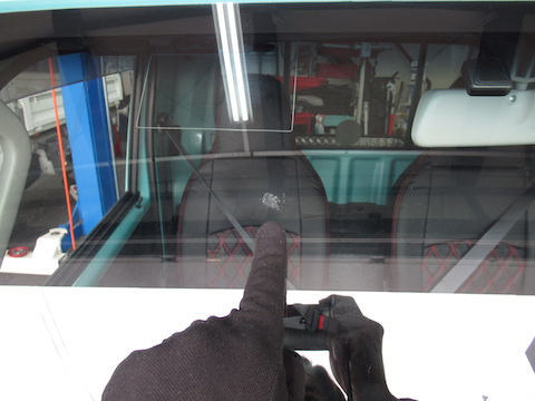 ガラス交換待ってください！500円玉を超える飛び石修理は可能です！