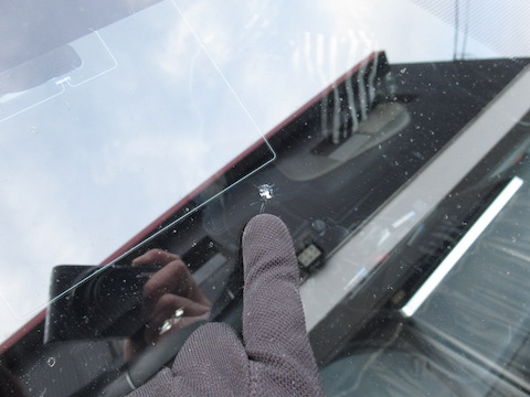 フロントガラスは寒さでヒビが伸びます！早急な修理がオススメ！